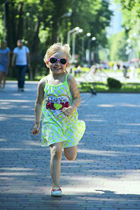 可爱的喜悦小路快乐孩子在城市公园跑步图片