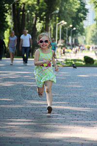 年轻的快乐孩子在城市公园跑步肖像婴儿图片