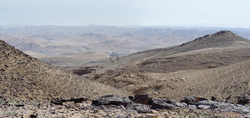内盖夫沙漠Arad附近的KidodCeek荒漠地处遥远的贝都因人营地Hazyday爬坡道曲线村庄图片