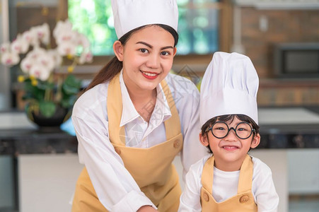 小男孩跟母亲学做饭背景图片