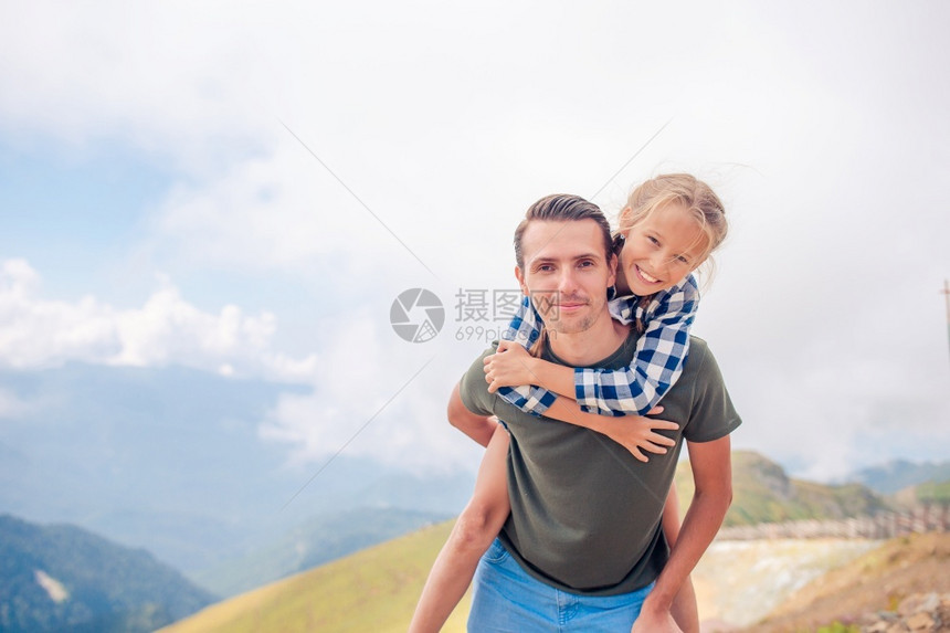 假期绿色胡托尔山上快乐的家父和孩子在暑假时山上快乐的家庭美丽幸福家庭在雾背景的山上图片