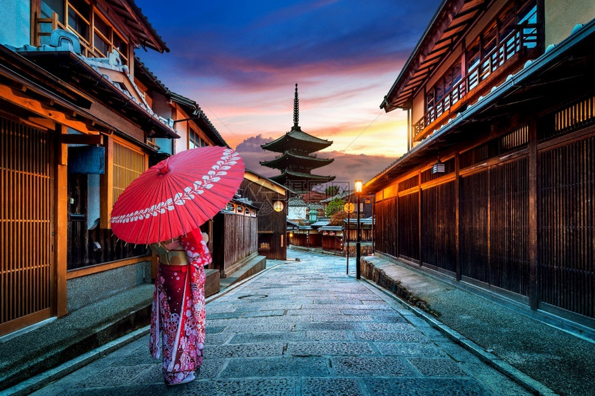 寺庙在日本京都YasakaPagoda和SannenZaka街穿日本传统和服的亚裔妇女三嫩宝塔图片