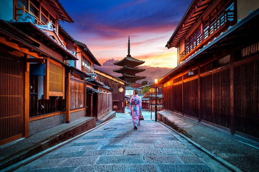 只园旅行在日本京都YasakaPagoda和SannenZaka街穿日本传统和服的亚裔妇女文化图片