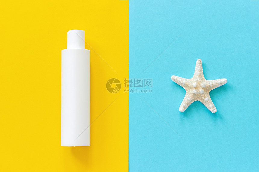 颜色布局黄和蓝纸背景上的海星和白色瓶防晒霜模拟板用于刻字文本或您的设计顶视图白色的图片