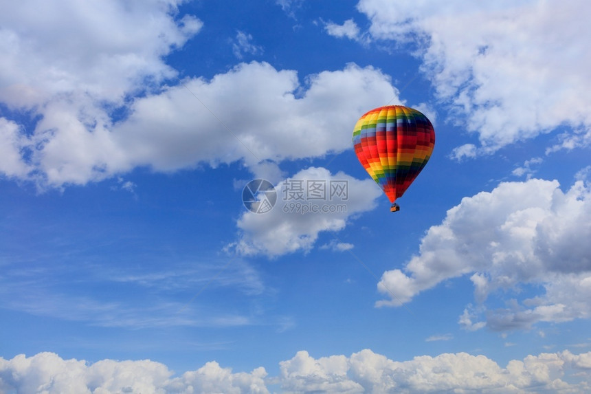 骑火鸡膨胀的白色云层上方蓝天背景的一篮观光客飞行美丽多彩热气球乘坐蓝天游客在白云上方复制空间A莫特利多彩热空气球在蓝色天空中与游图片