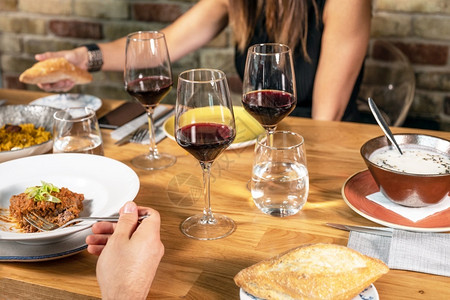 女士一群人朋友或家高加索一起庆祝享受桌新鲜和有色健康食品团结乐趣图片