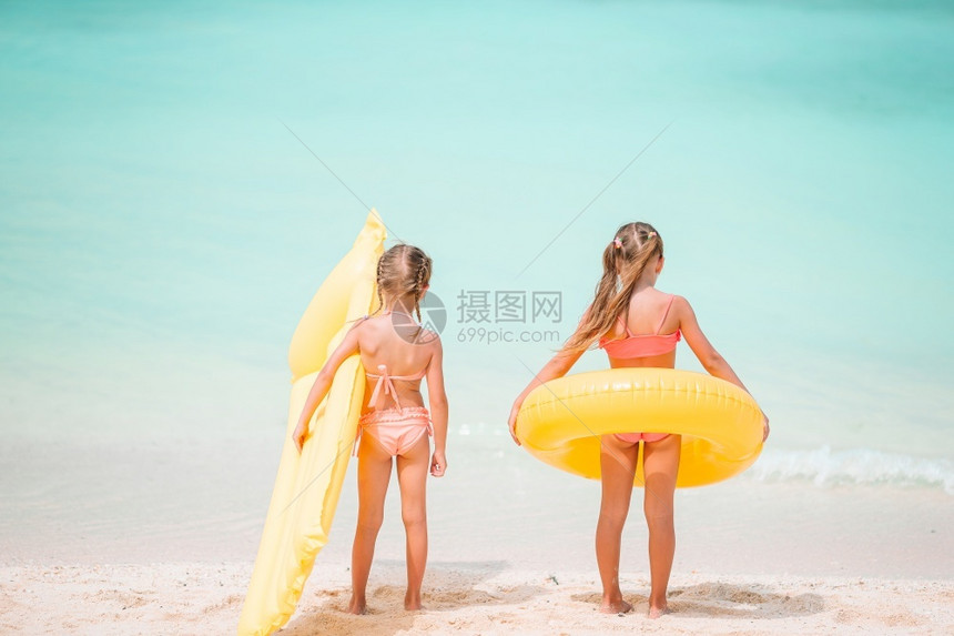 热带海滩上玩得开心的女孩们图片