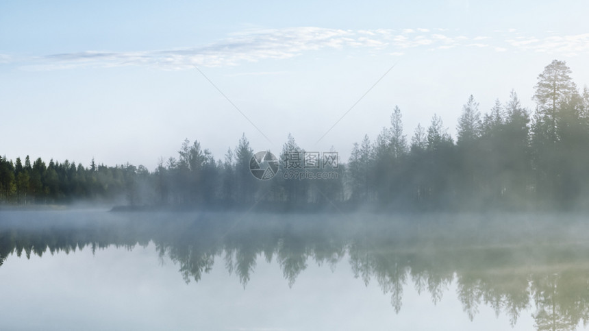 镜子秋天清晨的光线落在森林北湖的镜面上穿过树木和白浓雾大气自然景观重点突出过滤器模糊目标清晰落下图片