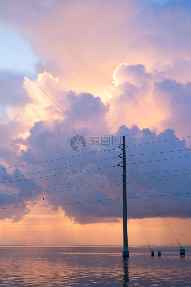积雨云复制横越海洋佛罗里达美国等地的电力线平图片