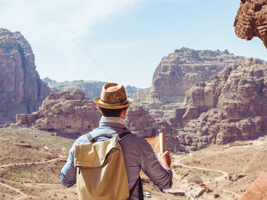 峡谷哈兹涅英俊的男人探索约旦佩特拉古城的景点彩色照片休闲度假和旅行的概念英俊男人探索佩特拉的景点极好图片