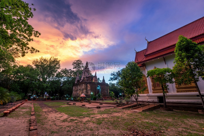 景观这是泰国清迈的主要旅游景点晚上在清迈的Temple清迈的Temple切特天空图片