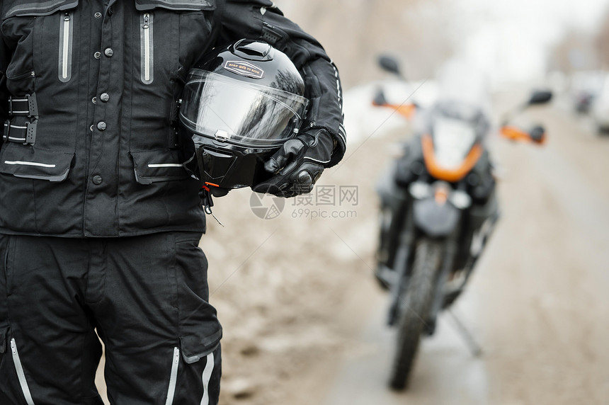 乐趣骑术美丽的拍照男子骑摩托车冬季周末架图片