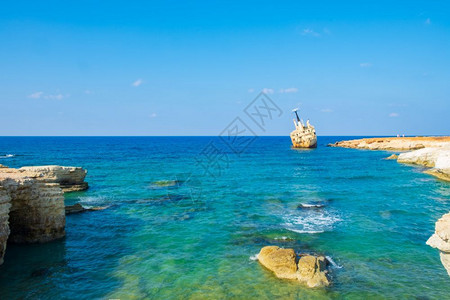 蓝色的老塞浦路斯帕福Pegeia废弃生锈沉船EDROIII它搁浅在帕福斯珊瑚湾kantarkastoi海洞的Peyia岩石上站在背景图片