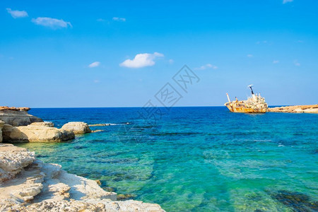 景观塞浦路斯帕福Pegeia废弃生锈沉船EDROIII它搁浅在帕福斯珊瑚湾kantarkastoi海洞的Peyia岩石上站在靠近背景图片