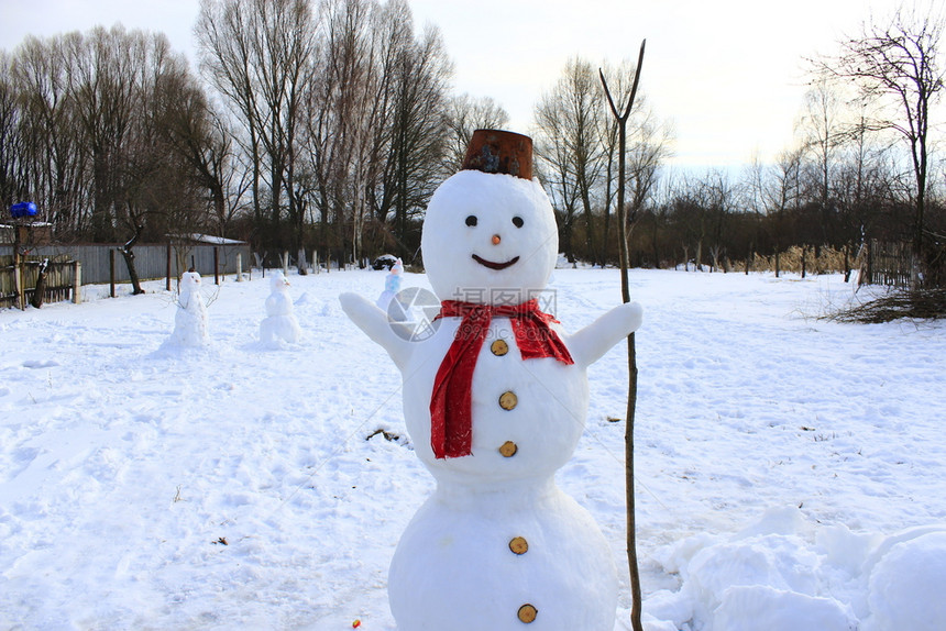 雕塑在新年雪中人欢乐的赋予圣诞象征雪人与红围巾在厨房花园雪人快乐的圣诞花假期图片