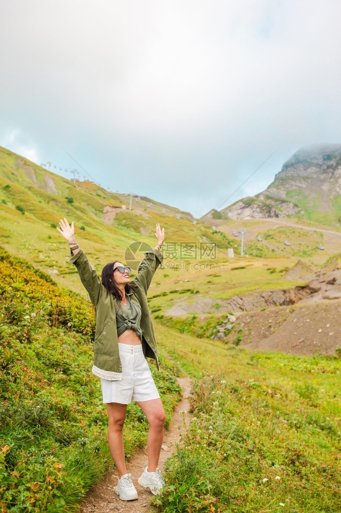 安静的雾背景中山美丽快乐的年轻女子美丽的风景雾背中山美丽快乐的年轻女子最佳国际的图片