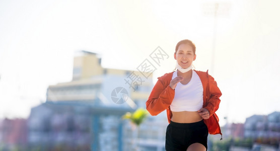 戴着口罩跑步的年轻女性图片