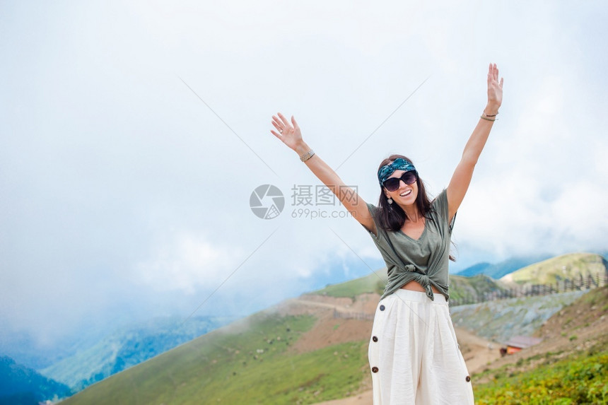 多雾路段美丽的风景背中山快乐年轻女子美丽的雾背景中山快乐年轻女子电缆绿色图片