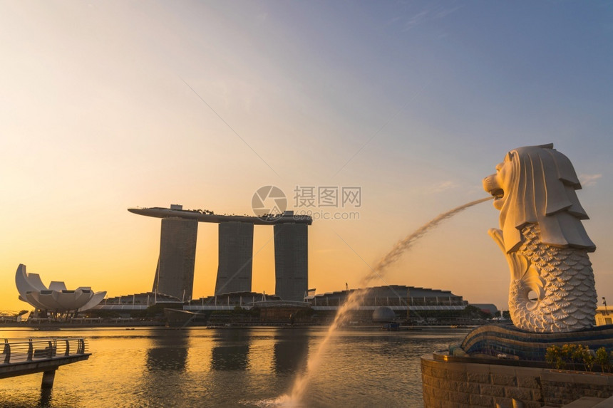 中央白天剧院新加坡2019年8月3日升起在夏纳波尔的码头与美利昂雕像喷泉一起在美里翁公园图片