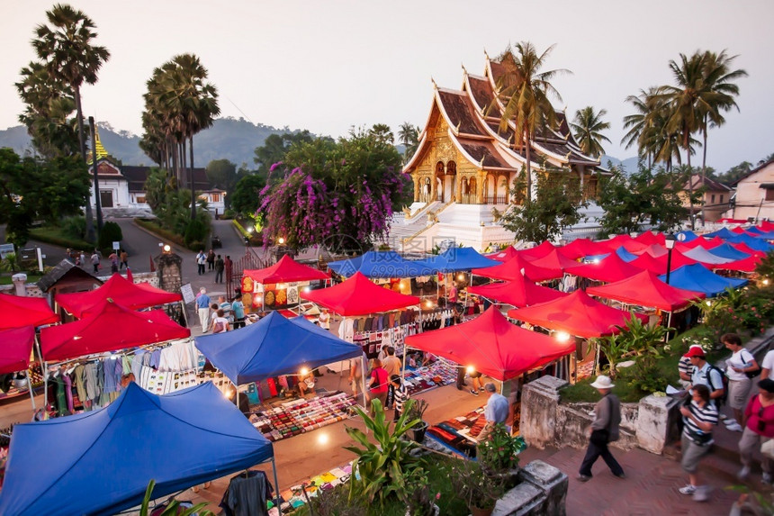 复古的夜晚201年月3日老挝LuangPrabang皇宫博物馆LuangPrapang附近的多彩夜市场丰富多彩的图片