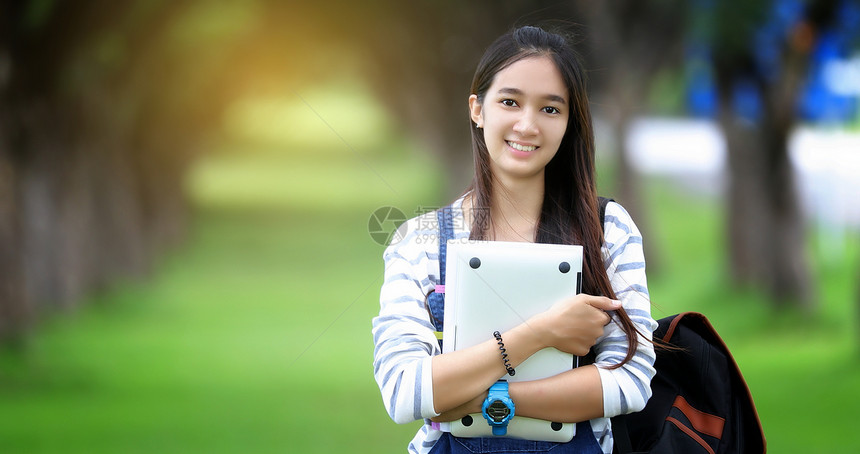 校园里美丽的大学生形象图片