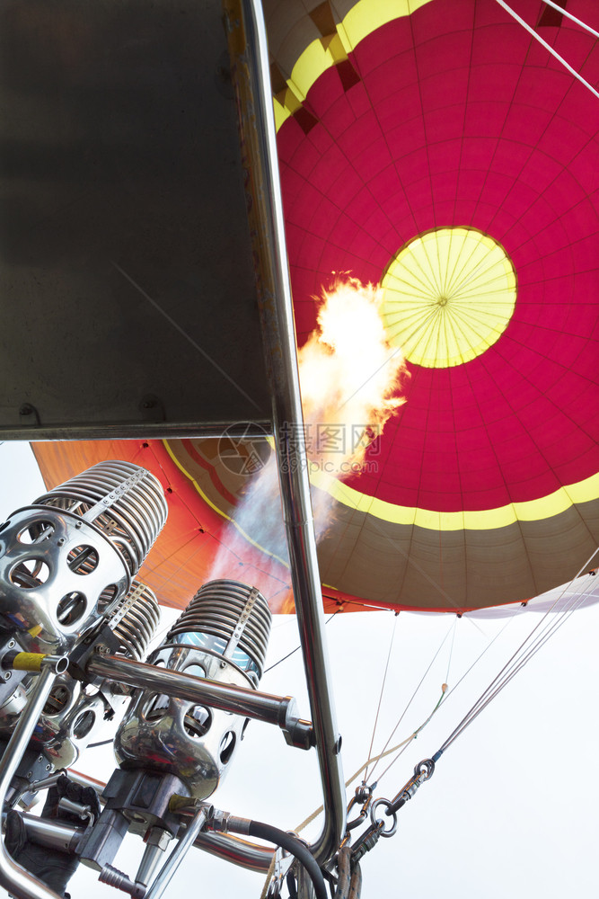 气球被火炬的焰喷发气体燃烧器的火焰使气球充燃器的火焰将球膨胀点燃冲天炉线图片