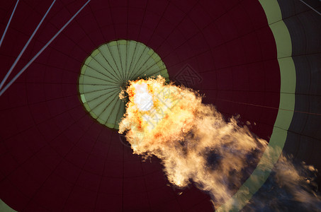 降落伞热气球红色的极端气球被火炬的焰喷发气体燃烧器的火焰使气球充燃器的火焰将球膨胀冒险背景