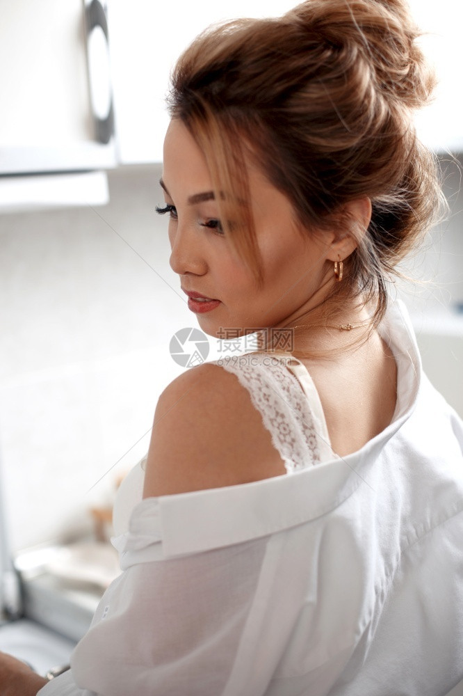 穿着米花短裤白衬衫的亚洲年轻美女早上有选择地关注一个小焦点领域美丽的头发漂亮图片