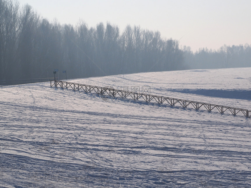 恢复的质地森林冬季在克罗地亚巴拉尼的Kopacecevo新修建的冷冻行人桥图片
