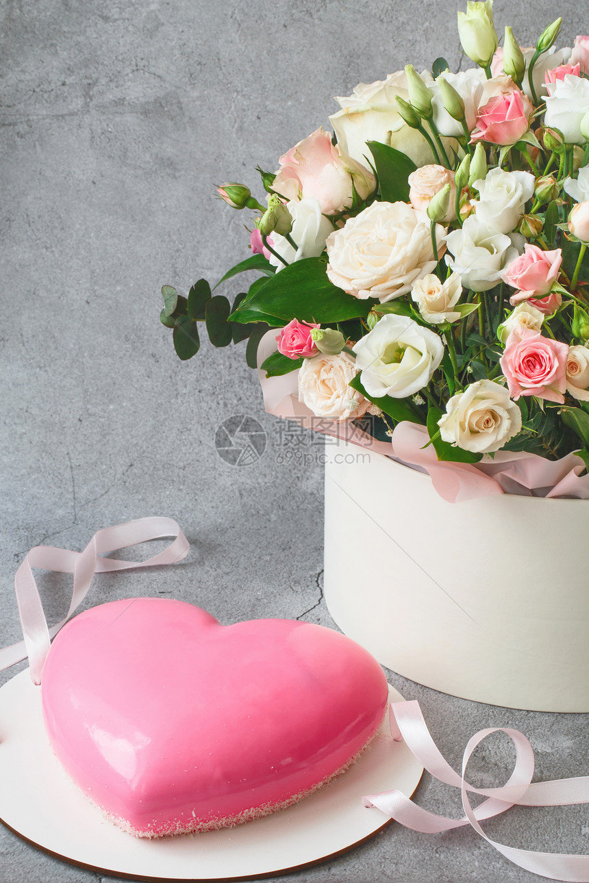 妈们生日礼物套装粉红心形慕丝蛋糕和一束盛满美丽的花放在灰色的格伦吉人背景瓦伦多人节母亲日卡上手工制作的图片
