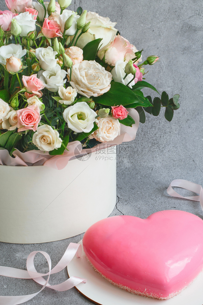 釉天礼物套装粉红心形慕丝蛋糕和一束盛满美丽的花放在灰色的格伦吉人背景瓦伦多人节母亲日卡上甜的图片