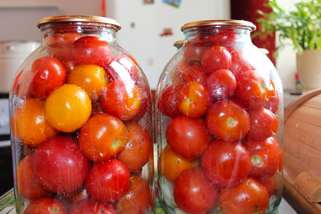 园艺收成醋为保存而准备的罐中西红柿图像图片