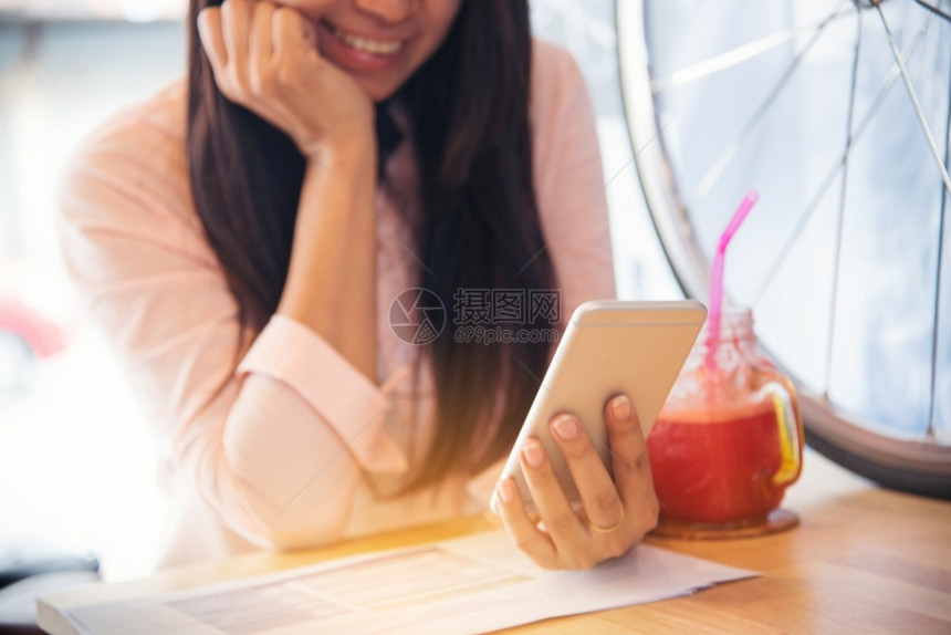屏幕安全的亚裔女使用Pipad购物网站的智能手机路微笑着面容的脸幸福与藉手持机检查网上购物站邮件的亚裔女阅读文章Blogvlog图片
