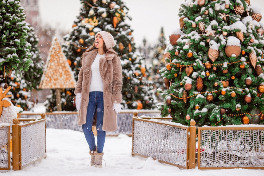 户外欣赏圣诞雪景的女人图片