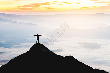 独自的商人成功举起站在山顶上常设积极的商业高清图片素材