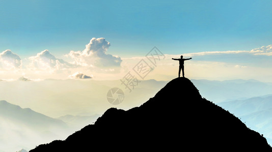 轮廓经理行政人员商成功举起站在山顶上冒险高清图片素材