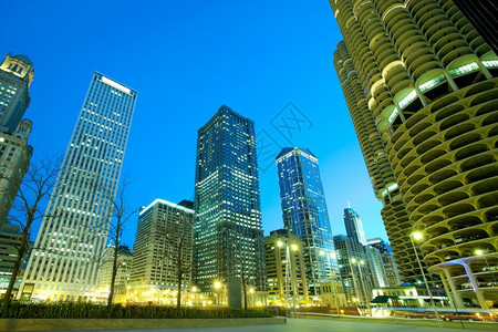 著名的天际线美国伊利诺州芝加哥河岸Wacker驱动道上的大楼股票支撑高清图片素材