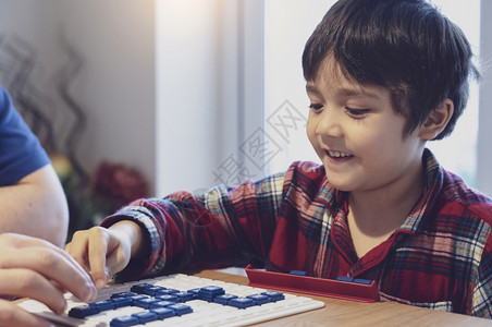 和父亲下棋的小男孩学龄前儿童高清图片素材