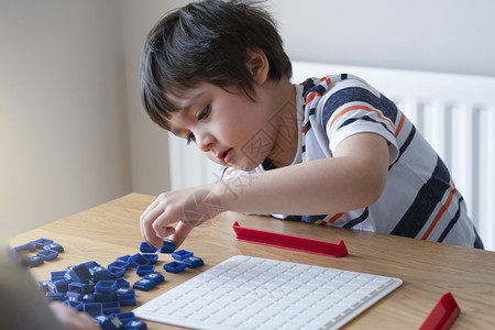 在和父亲下棋的小男孩游戏高清图片素材