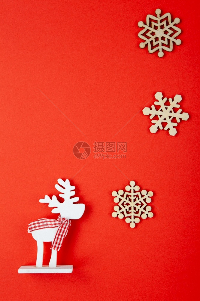 圣诞节装饰穿甲围巾的玩具白鹿红色背景的雪花复制空间节日新年概念垂直平淡面小风格白色的传统图片