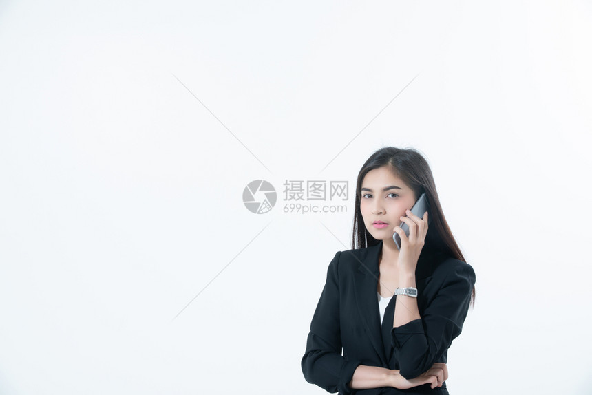 展示亚洲商业女使用手机触摸智能电话在白黑地上进行交流校对Portnoy亚洲人互联网图片