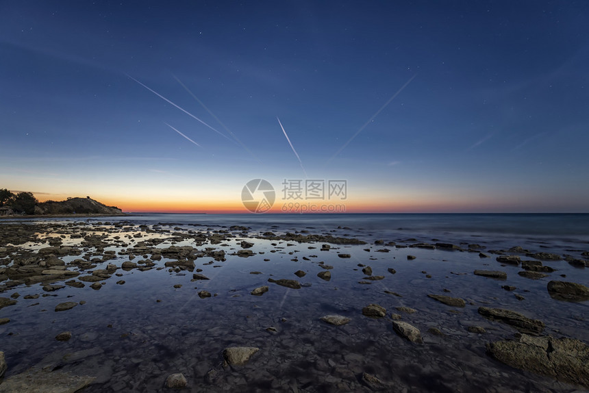 和平一片令人惊叹的宁静景象在日出前的岩石海岸蓝色时段惊人的灿烂图片