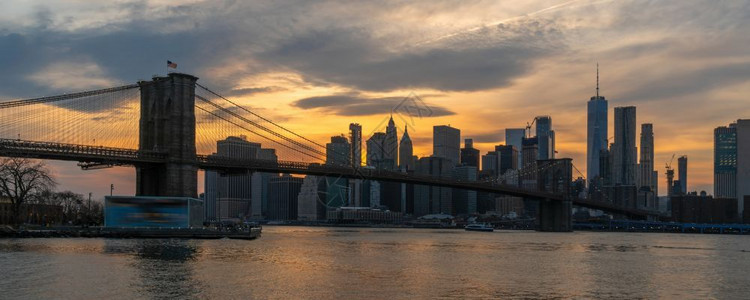 状态海滨天空美国市中心际建筑与交通概念纽约市风景和布鲁克林大桥的现场报道在日落时横跨东河位于美国市区的天际建筑与交通游客高清图片素材