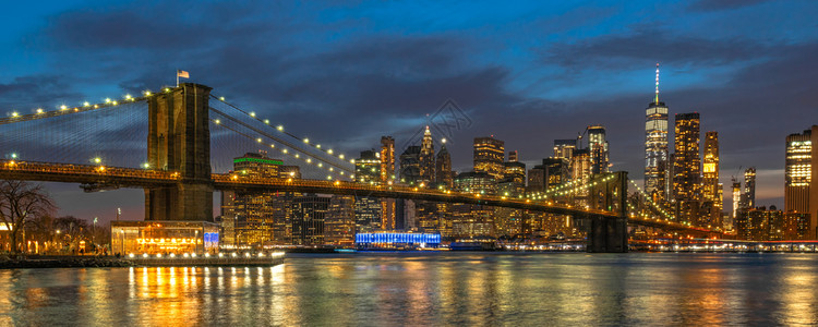 自由办公室黄昏时分纽约市景与布鲁克林大桥在东河上的横幅和封面场景美国市中心天际线建筑和交通概念现代的摩天大楼高清图片素材