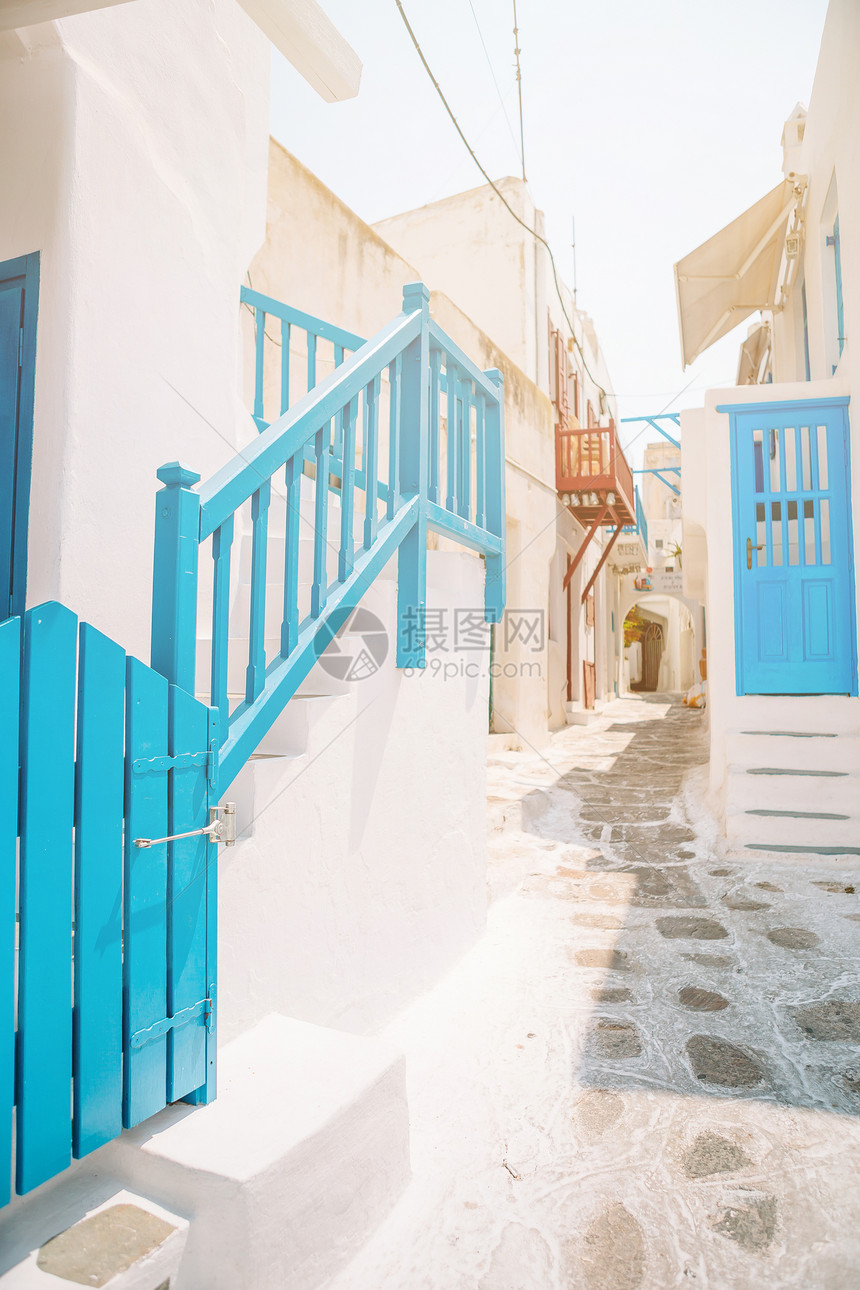 希腊岛屿狭窄的街道有阳台楼梯和鲜花窗户旅游家图片