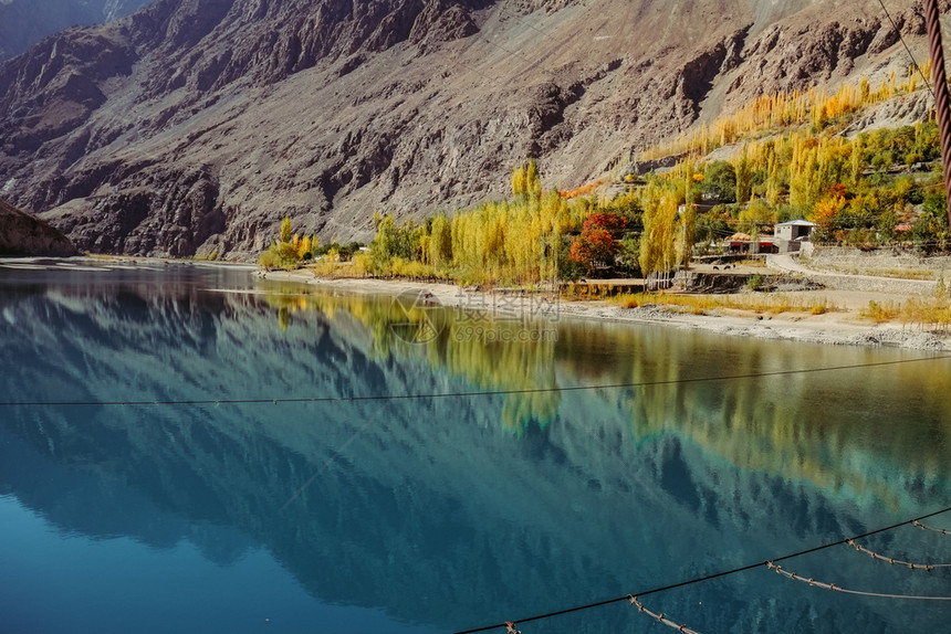 冰川印度教当地的在GupisGhizer山谷的小型村庄中在秋季和巴基斯坦GilgitBaltistan兴都库什山的多彩树木与青蓝图片