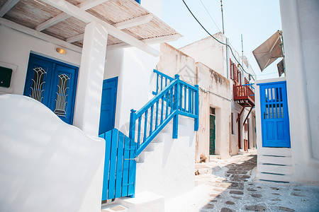 环形楼梯希腊美丽的建筑外表美丽环形风格在希腊狭窄的街道在希腊有蓝色的阳台楼梯和鲜花在小岛上别墅季节气候背景