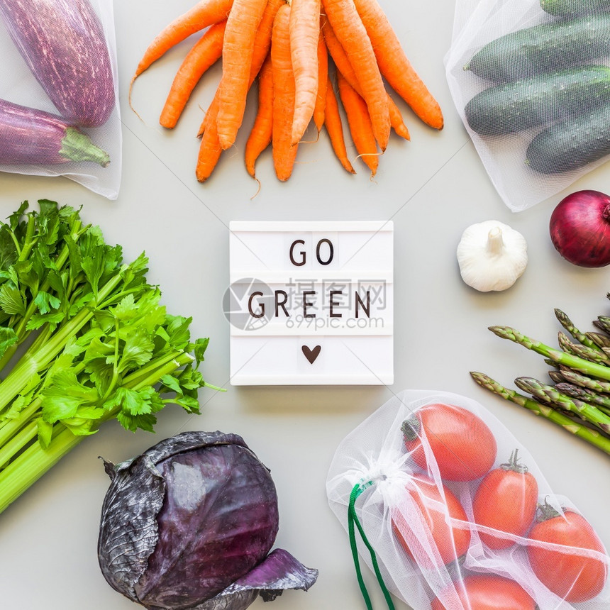 新鲜的绿色灰背景可持续生活方式无塑料废物概念等GoGreef可持续的生活方式零废物无塑料概念在可再利用的生态产品中新鲜有机蔬菜购图片