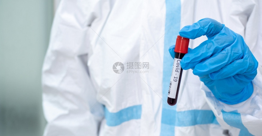 套装亚洲个人防护西装携带测试管的女医生其血样来自为检测科罗纳CoronaCovid19和实验室概念而从检疫covid19病人采集图片