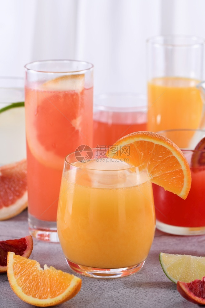 假期小酒杯在新鲜脱氧柑橘汁中清新鲜的榨橙汁来自西里桔葡萄油柠檬食物图片